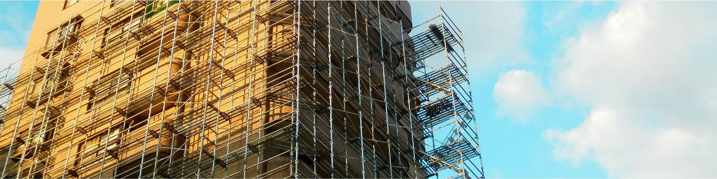 足場が組まれたマンション。大規模修繕のイメージ画像