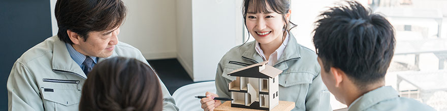 家の模型を提示しながら説明するミーティング風景