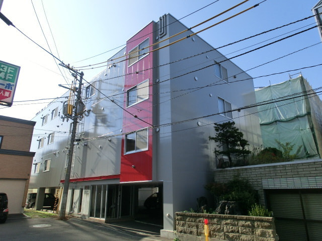 札幌市東区の３階建てマンション外観