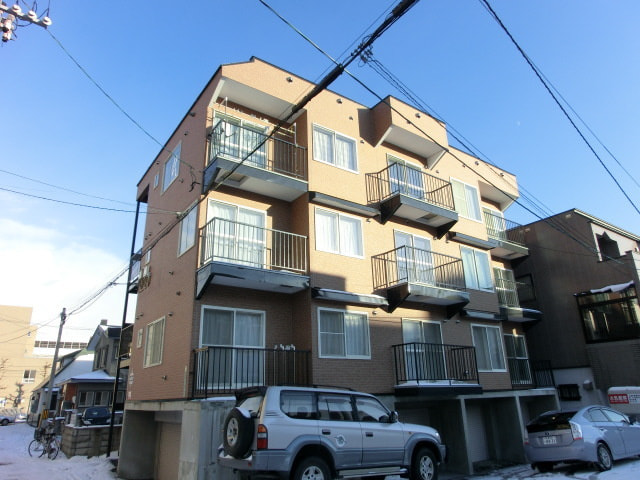 札幌市東区の３階建てアパート外観