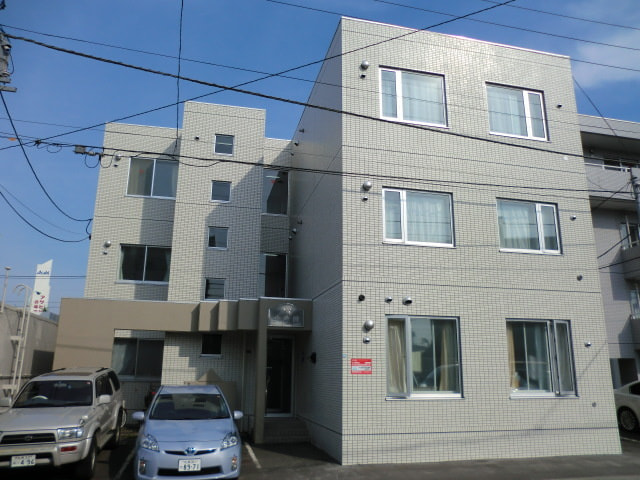 札幌市白石区の３階建てアパート外観