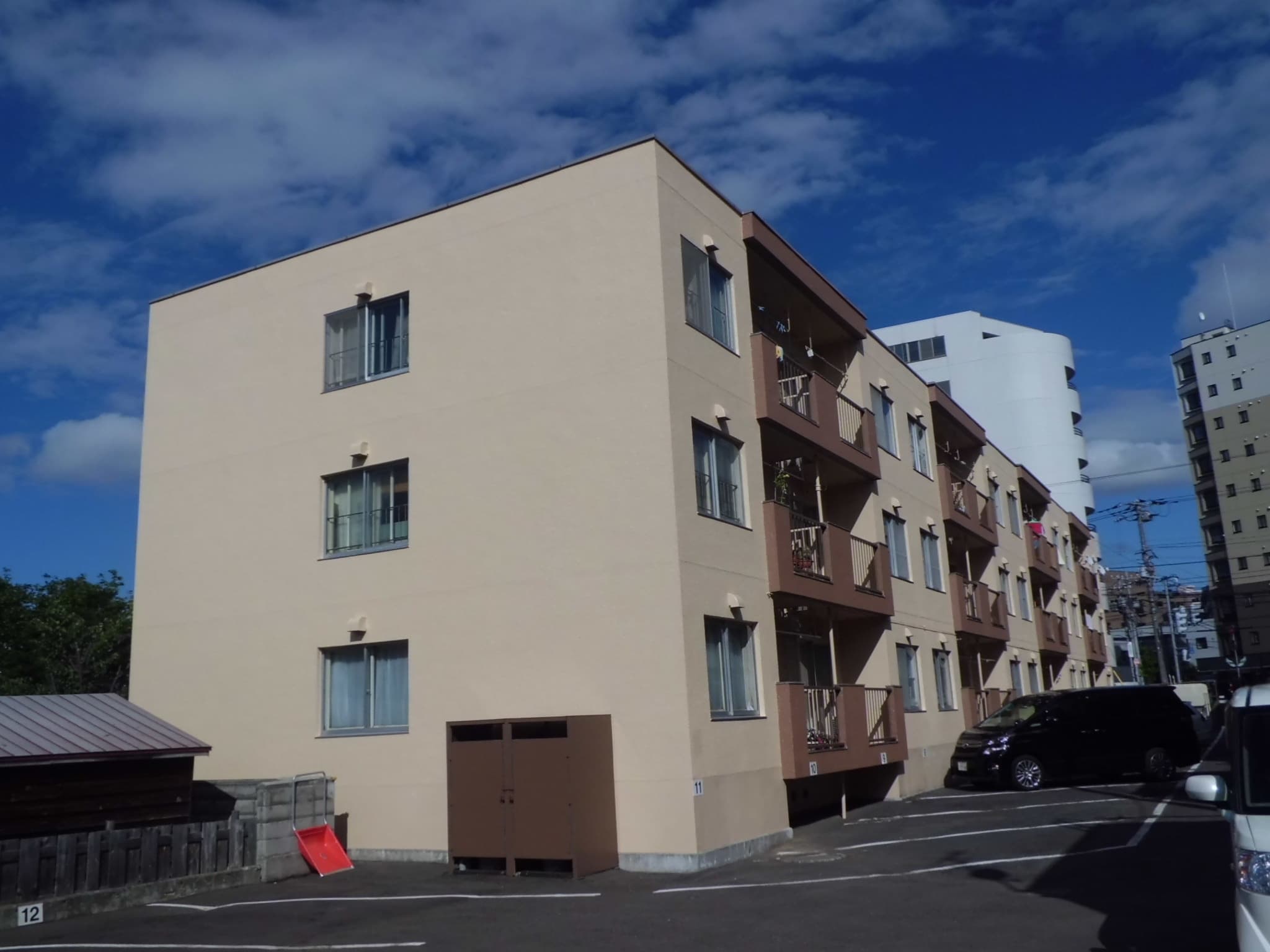 札幌市豊平３階建てのマンション外観