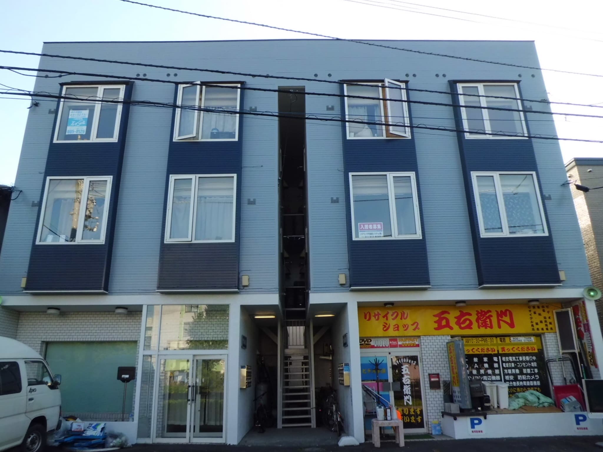 札幌市白石区の３階建てアパート外観