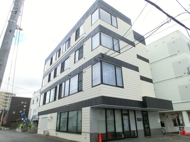 札幌市東区の4階建てアパート外観