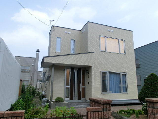 リフォームとサイディング工事を施した２階建て戸建て住宅