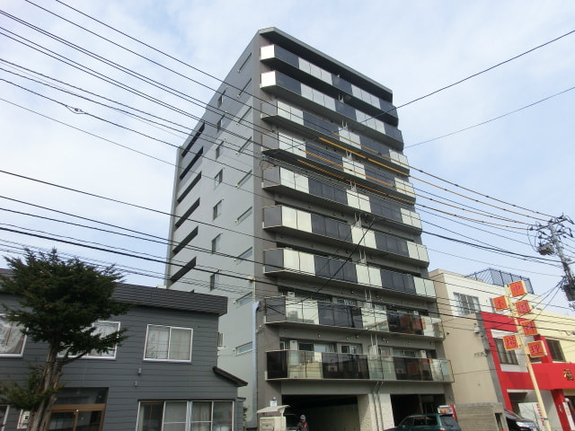 塗装工事を行った10階建てマンション外観