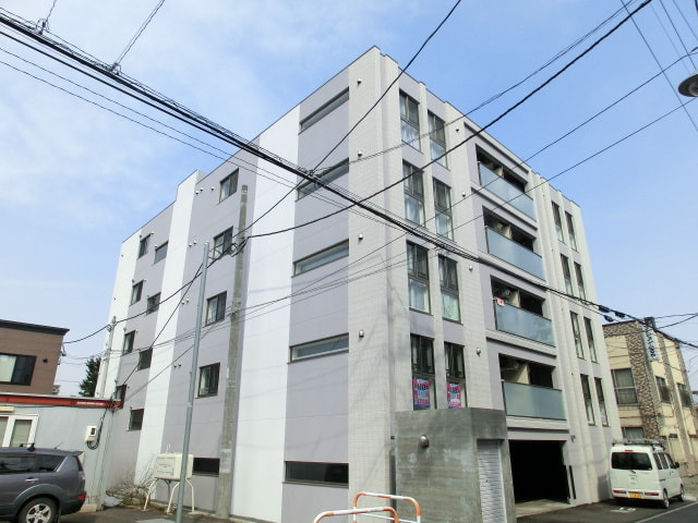 塗装工事を行った５階建て新築マンションの外観