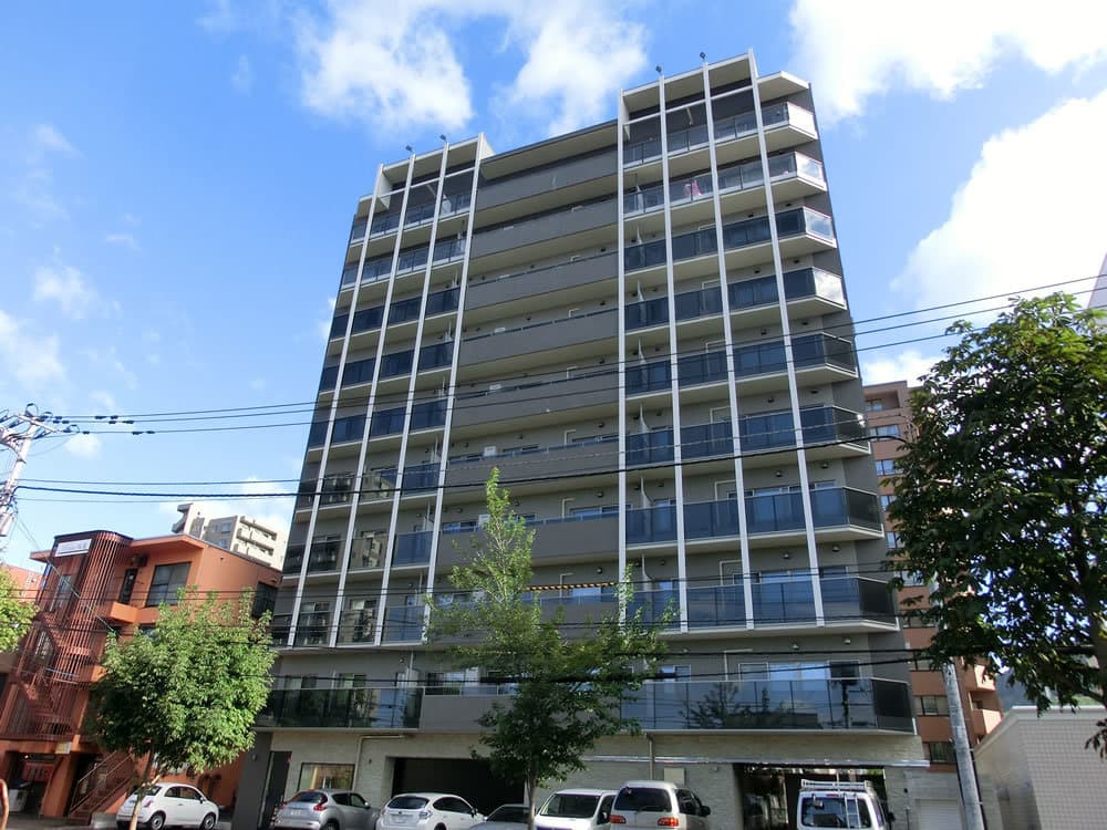 塗装工事を行った10階建ての新築マンション外観